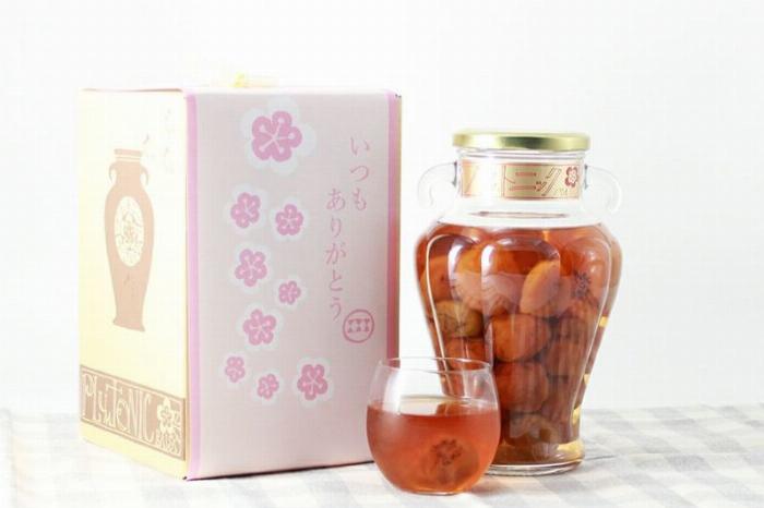 焼酎の梅酒割りが注がれたロックグラスと梅の実