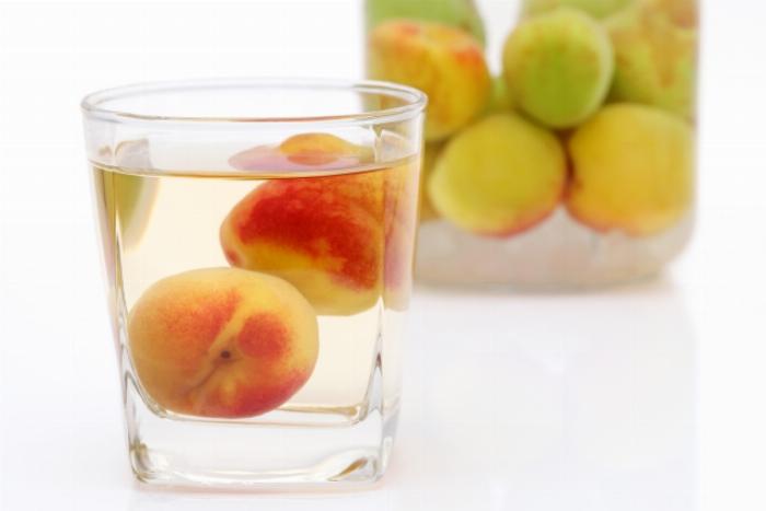 市販で人気のおすすめ梅酒ランキングTOP10の様々なボトルが並ぶ様子