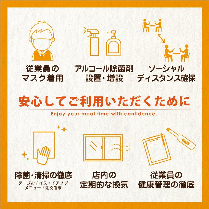 様々な梅酒ブランドのボトルがおしゃれなバーカウンターに並んでいる様子