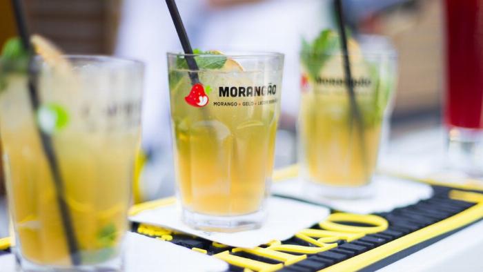 ダイエット中に選びたい低糖質の梅酒のボトルとグラス