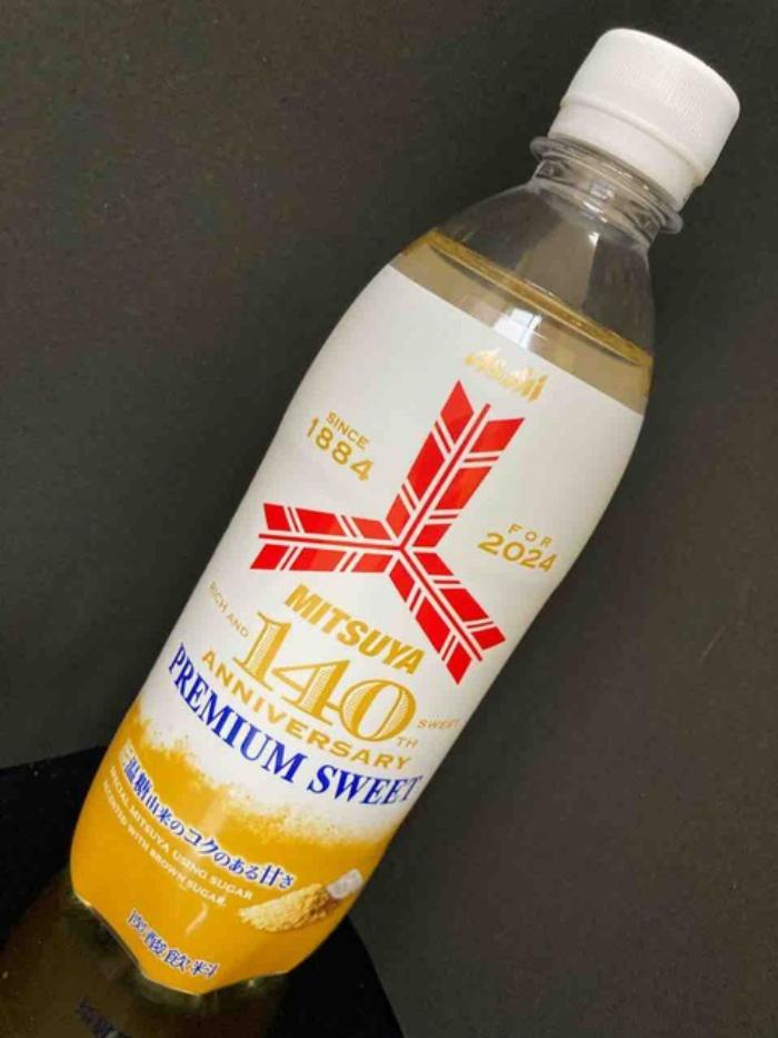 イオンのプライベートブランド、トップバリュの黒糖梅酒ボトルのクローズアップ写真。ラベルがはっきりと見える。