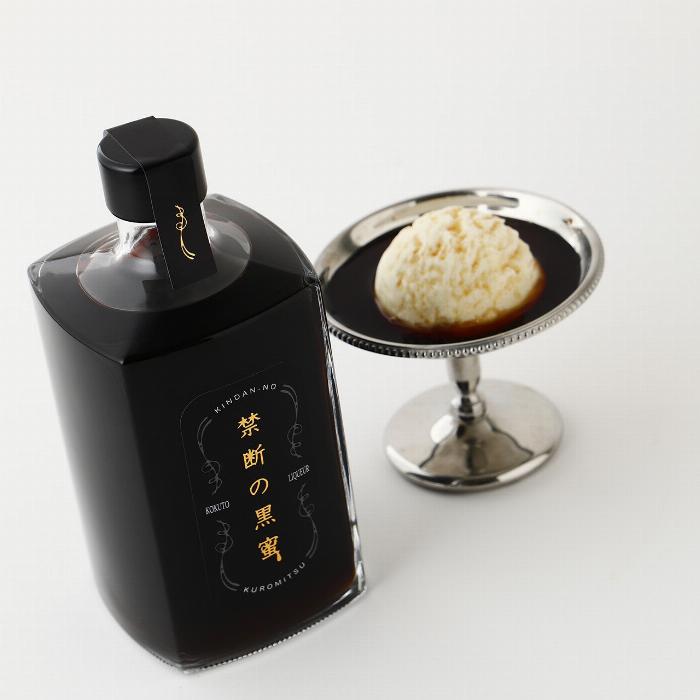 バニラアイスクリームにかけられるとろりとした梅酒のデザートアレンジ