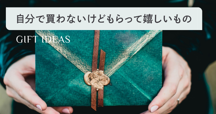 鶯とろ梅酒を注いだロックグラス、大きな氷と結露が美味しさを引き立てる