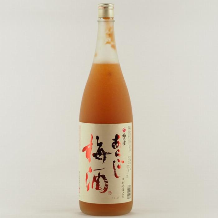 鶯梅酒「庭のうぐいす」のボトルと梅の実が映った高品質な写真