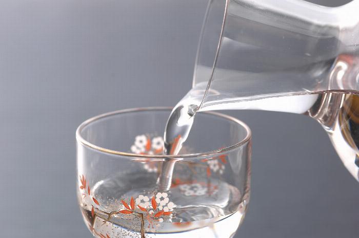 熟成3ヶ月、6ヶ月、1年後のウイスキー梅酒の色味の変化を比較できる3つのグラス