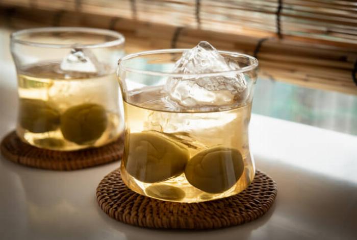 ウイスキー梅酒の作り方に必要な材料、青梅、氷砂糖、そしてウイスキーボトル