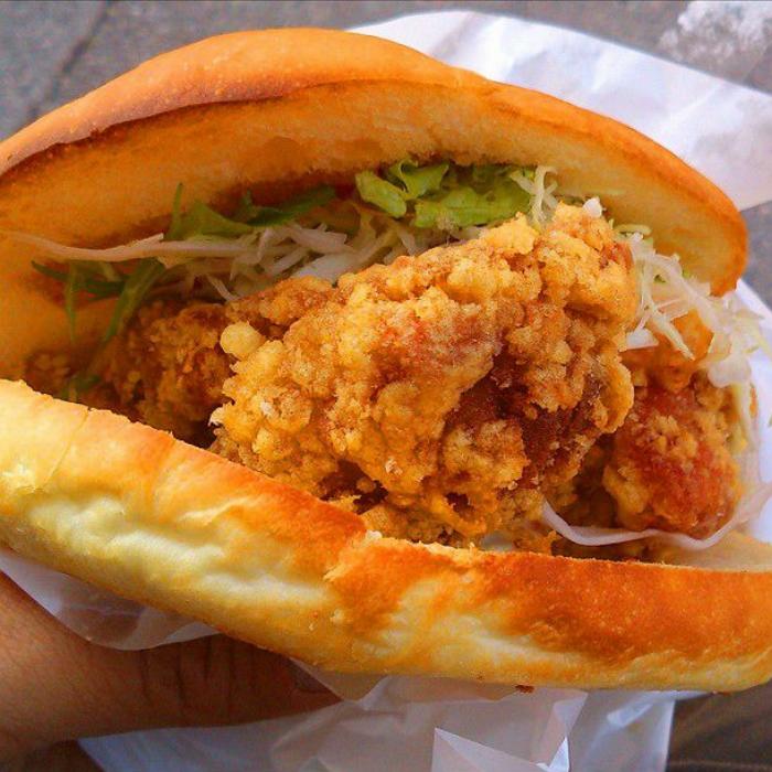 太宰府天満宮の名物である焼きたての梅ヶ枝餅が皿に置かれ、その隣に梅酒が入った和風のグラスが添えられている。背景には天満宮の境内がぼんやりと見える。