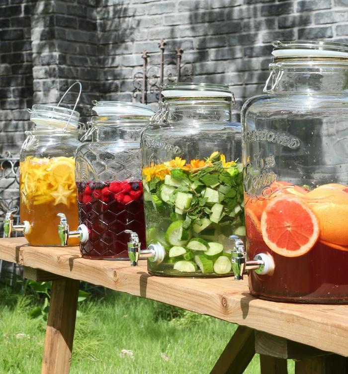 様々なサイズや形の梅酒の瓶が並んでおり、自分に合った瓶を選ぶ参考になる