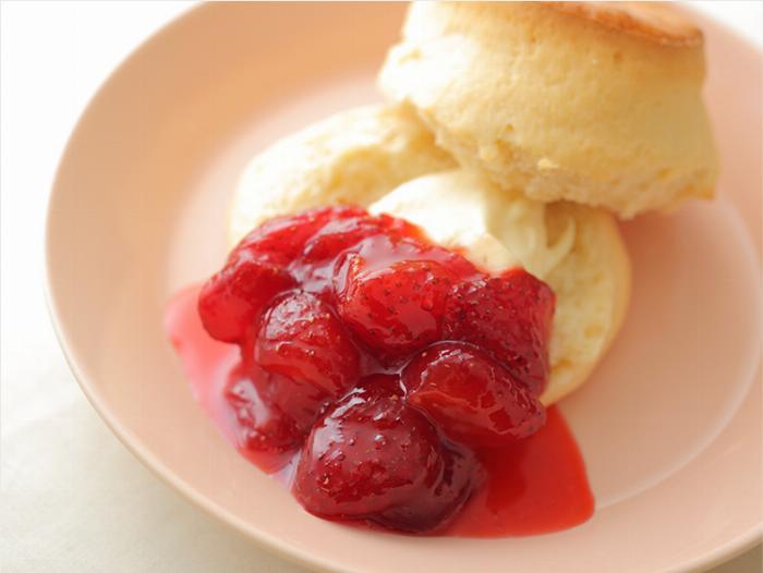 自家製の梅酒を保存瓶から100均のステンレス製レードルで衛生的にすくう様子