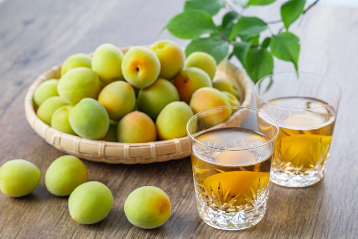 自家製梅酒を瓶に詰める工程 梅と氷砂糖を交互に入れる様子