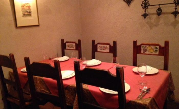 梅酒に合う料理としてチーズプラッターが用意されている様子、数種類のチーズとクラッカー、梅酒ロックグラスが並ぶ