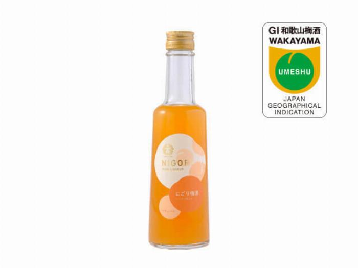 高級梅酒とチーズのおしゃれなペアリングを楽しむ食卓