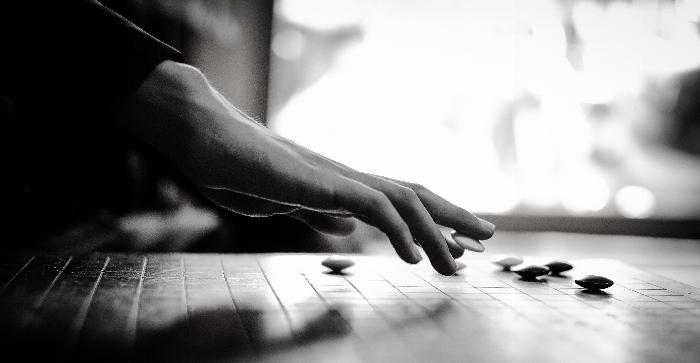 グラスに注がれた梅酒と角砂糖が示す高いカロリーと糖質のデメリット