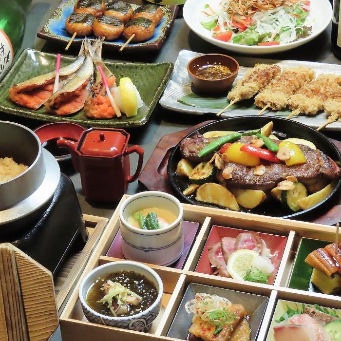 鶯梅酒のグラスの隣に置かれたお洒落なチーズとドライフルーツの盛り合わせ