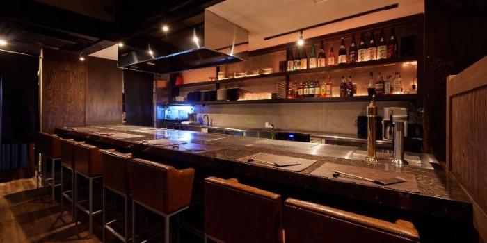 うぐいす梅酒のソーダ割りとチーズプレートが並べられたおしゃれな食卓の風景