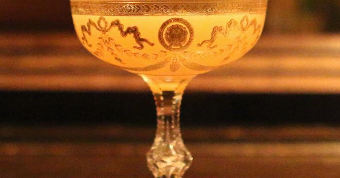 海外のバーで提供されるおしゃれな梅酒カクテル