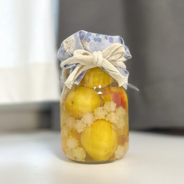 自家製梅酒 金平糖の作り方、ガラス瓶に入った青梅とカラフルな金平糖