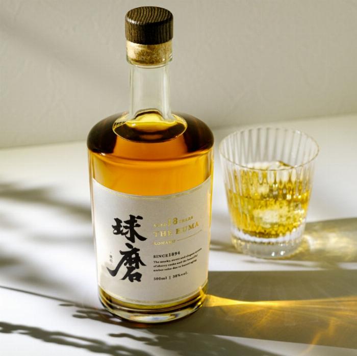 琥珀色に輝く長期熟成された梅酒古酒のグラス