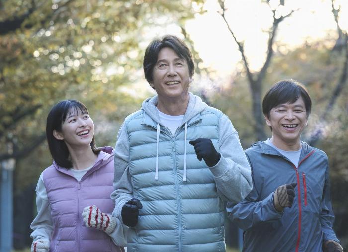 梅酒のあるおしゃれなライフスタイルとCMに登場する女性のイメージ