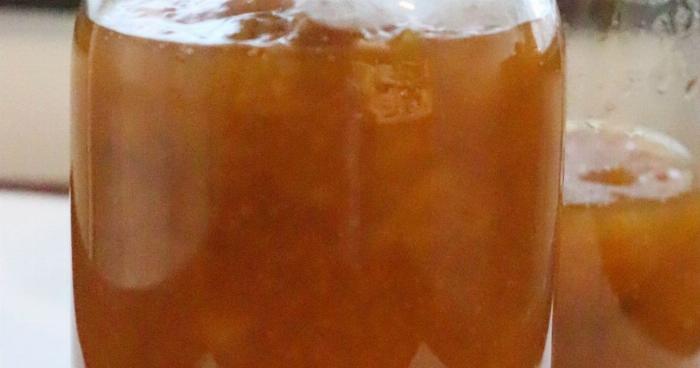 手作りの梅酒の梅の実ジャムとトースト、ヨーグルト