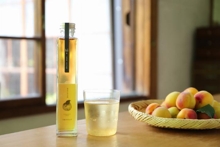 ガラス瓶に入った琥珀色の梅酒とふっくらとした梅の実