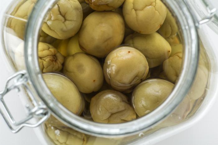 ガラス瓶に入った自家製梅酒と美味しく漬かった梅の実