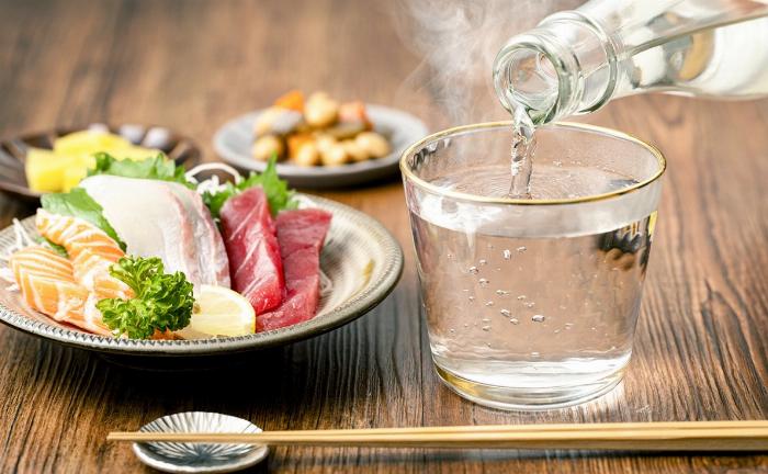 梅酒のロック、ソーダ割り、お湯割りを並べてカロリーを比較しているイメージ