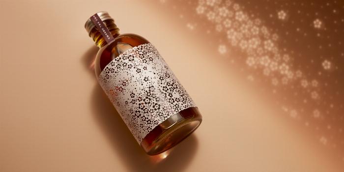 3種類の異なる色の梅酒が並んだ飲み比べセットの美しい写真、梅酒の奥深さを表現