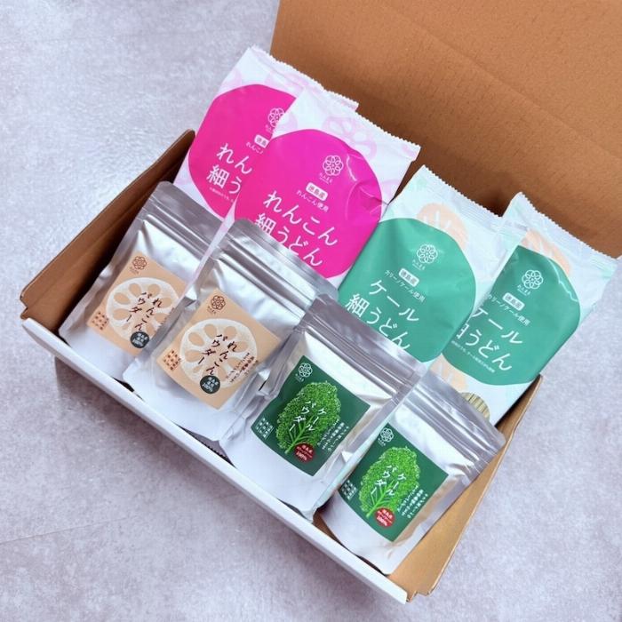 木製のトレイに乗せられたお洒落な梅酒の飲み比べセット3種