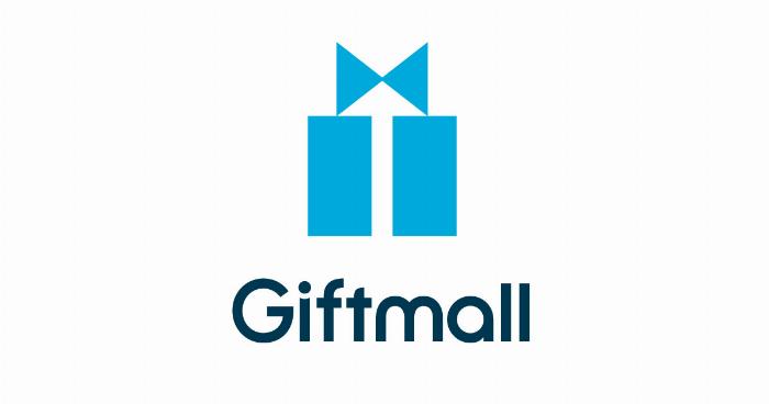 オリジナルメッセージが刻印された梅酒のボトルクローズアップ