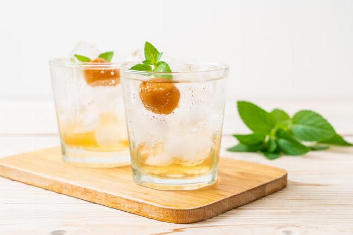 梅酒お湯割りの様々なアレンジレシピ（生姜、はちみつ、レモン）を紹介する画像