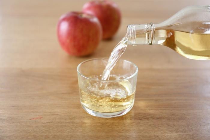 梅酒お湯割りのアレンジレシピとして生姜を加えた健康的な一杯