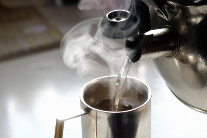 冬の夜に楽しむ温かい梅酒お湯割りの作り方と黄金比