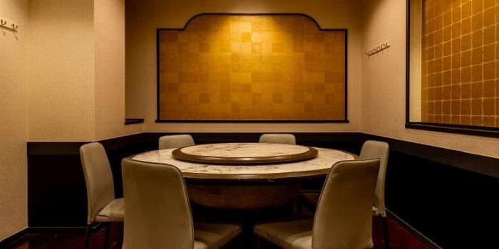 自宅のリビングで梅酒ロックを楽しむリラックスした夜の風景