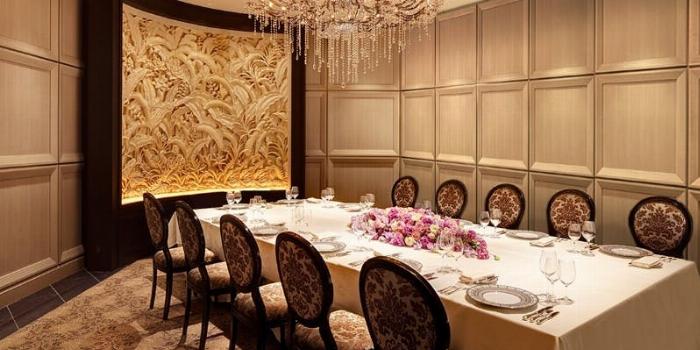 琥珀色の梅酒が注がれたロックグラスと、時間が経つにつれてアルコール度数が下がる様子を示すシンプルなグラフ。