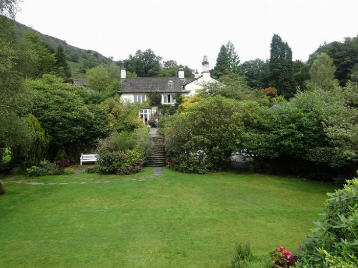 グラスに注がれた梅酒ソーダ割りと氷。背景には梅酒のボトルがぼんやりと見え、リラックスした雰囲気