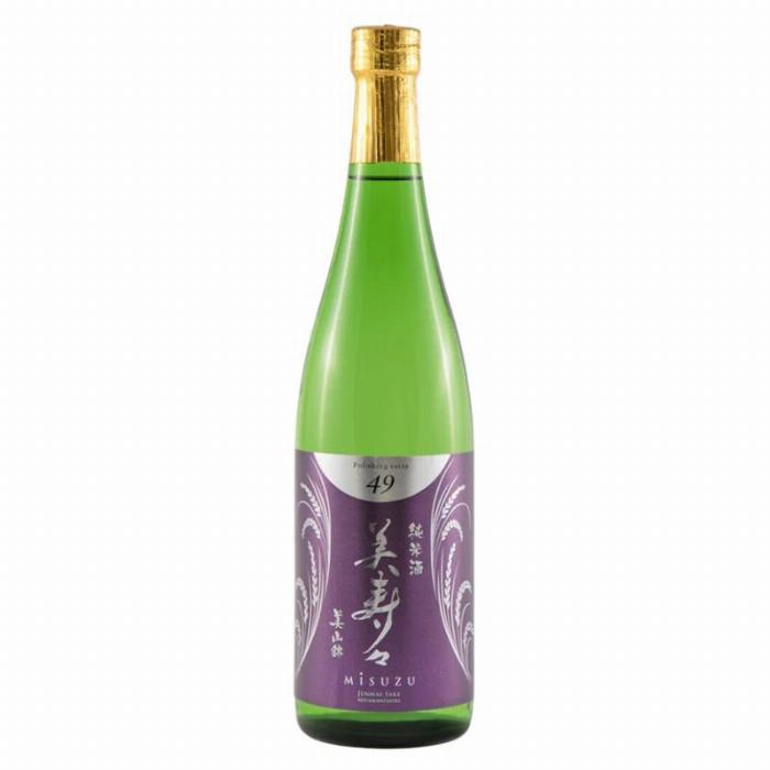 琥珀色に輝く日本一美味しい梅酒を和風の酒器に注ぐ瞬間