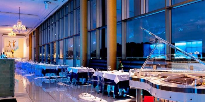 友人たちが集まり、自家製梅酒をロックやソーダ割りで楽しんでいる夏の夕暮れのシーン