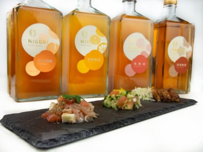 ロックグラスに入った梅酒と糖質量の比較イメージ