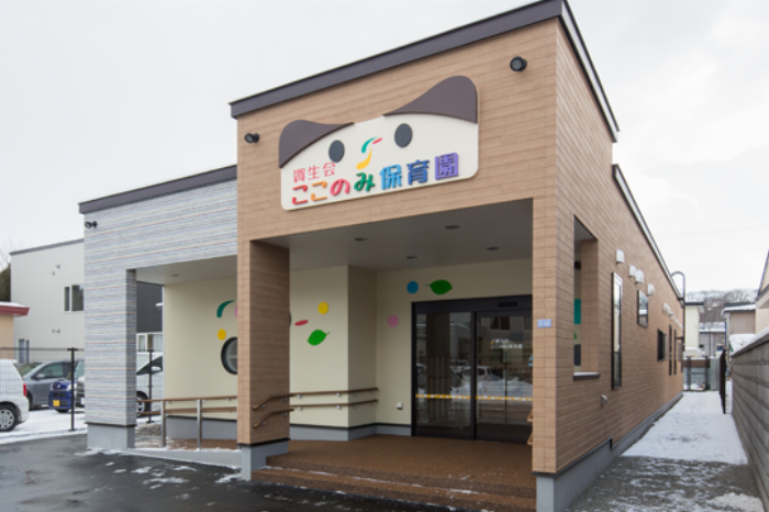 夏の日差しの中でテーブルに置かれた2つのグラス。一つはミントが添えられた梅シロップの炭酸割り、もう一つは氷が入った琥珀色の梅酒ロック。