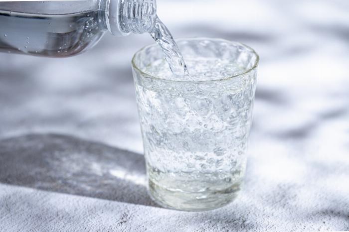 黒糖梅酒の様々な飲み方を並べた写真。ロック、ソーダ割り、牛乳割りがおしゃれなグラスに入っている。