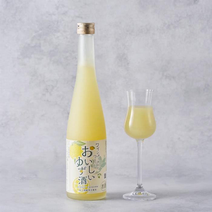 専門家がおすすめする和歌山梅酒をグラスに注ぐシーン