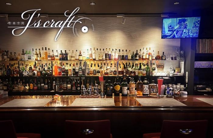 サントリー山崎蒸溜所貯蔵焙煎樽仕込梅酒の高級感あふれるボトルと琥珀色に輝くグラス