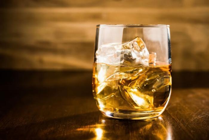 山崎樽熟成梅酒をロックで楽しむ、琥珀色に輝く至福の一杯