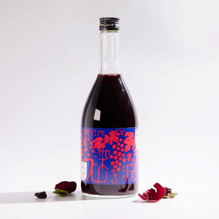 ミントを添えた梅酒のソーダ割りが美しいグラスに入っている様子