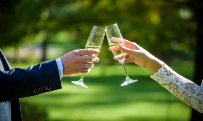 高級感のあるギフトボックスに入った有名な梅酒のボトル、リボンがかけられプレゼントに最適